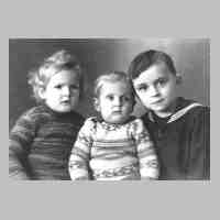 092-0015 Werner Todtenhaupt mit den beiden Kinder seiner Pflegeeltern.jpg